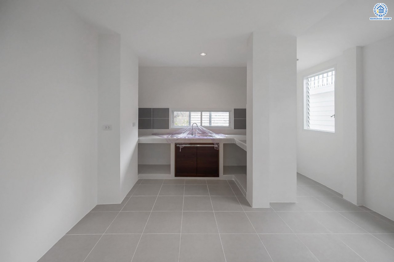 บ้านมือสองตกแต่งใหม่ โครงการ อนันตธารา ทวีวัฒนา เนื้อที่ 61.6 ตร.ว. พื้นที่ใช้สอย 190.96 ตร.ม. ฟังก์ชันจัดเต็ม 3 ห้องนอน 3 ห้องน้ำ จอดรถได้ 2 คัน ตอบโจทย์ทุกการเดินทาง บนทำเลศักยภาพ ติดถนนบรมราชชนนี เชื่อมต่อทางคู่ขนานลอยฟ้า ใกล้รถไฟฟ้าสายสีน้ำเงิน "สถานีบางพลัด"